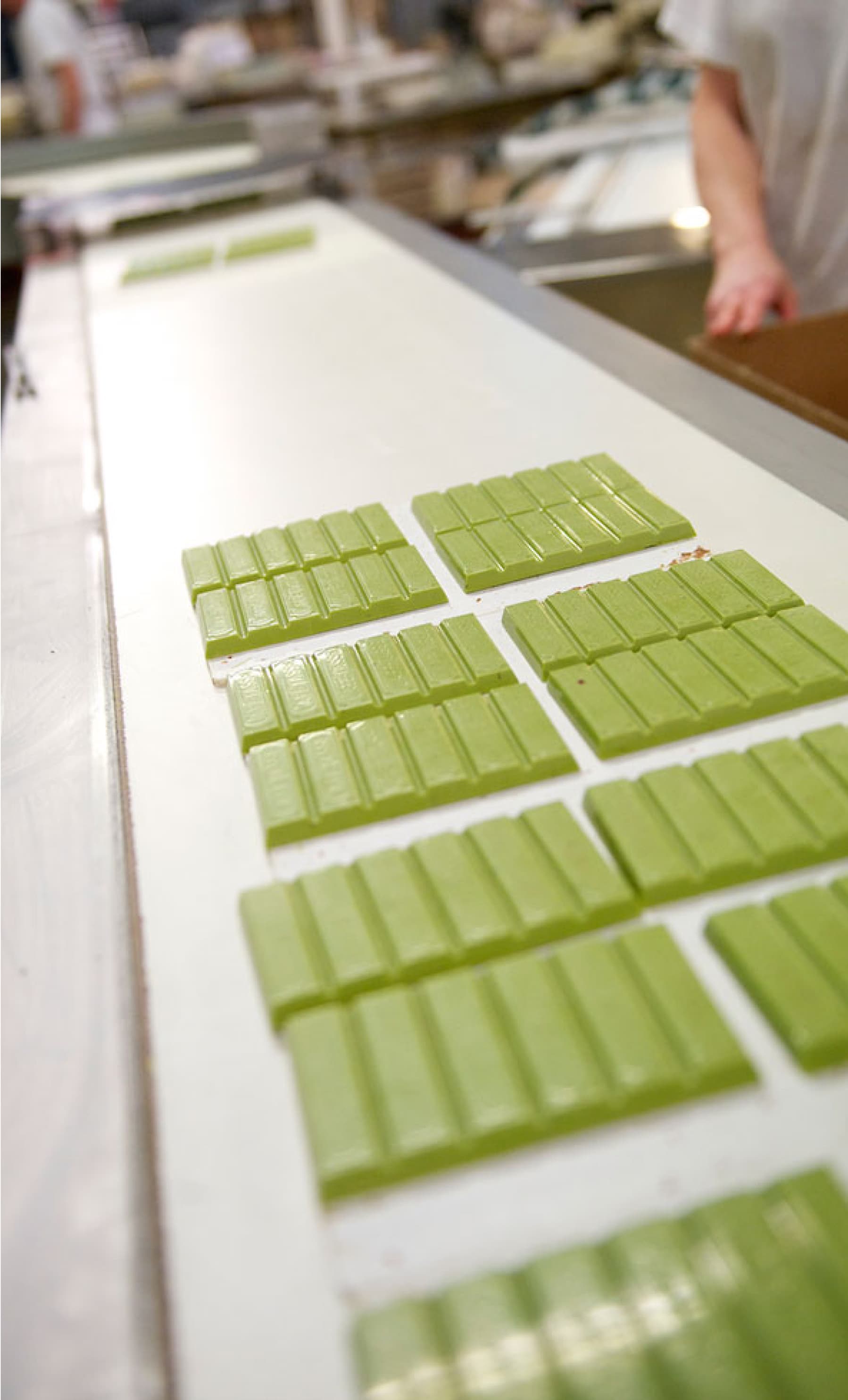 Tablettes de chocolat sur la chaîne de production Café-Tasse