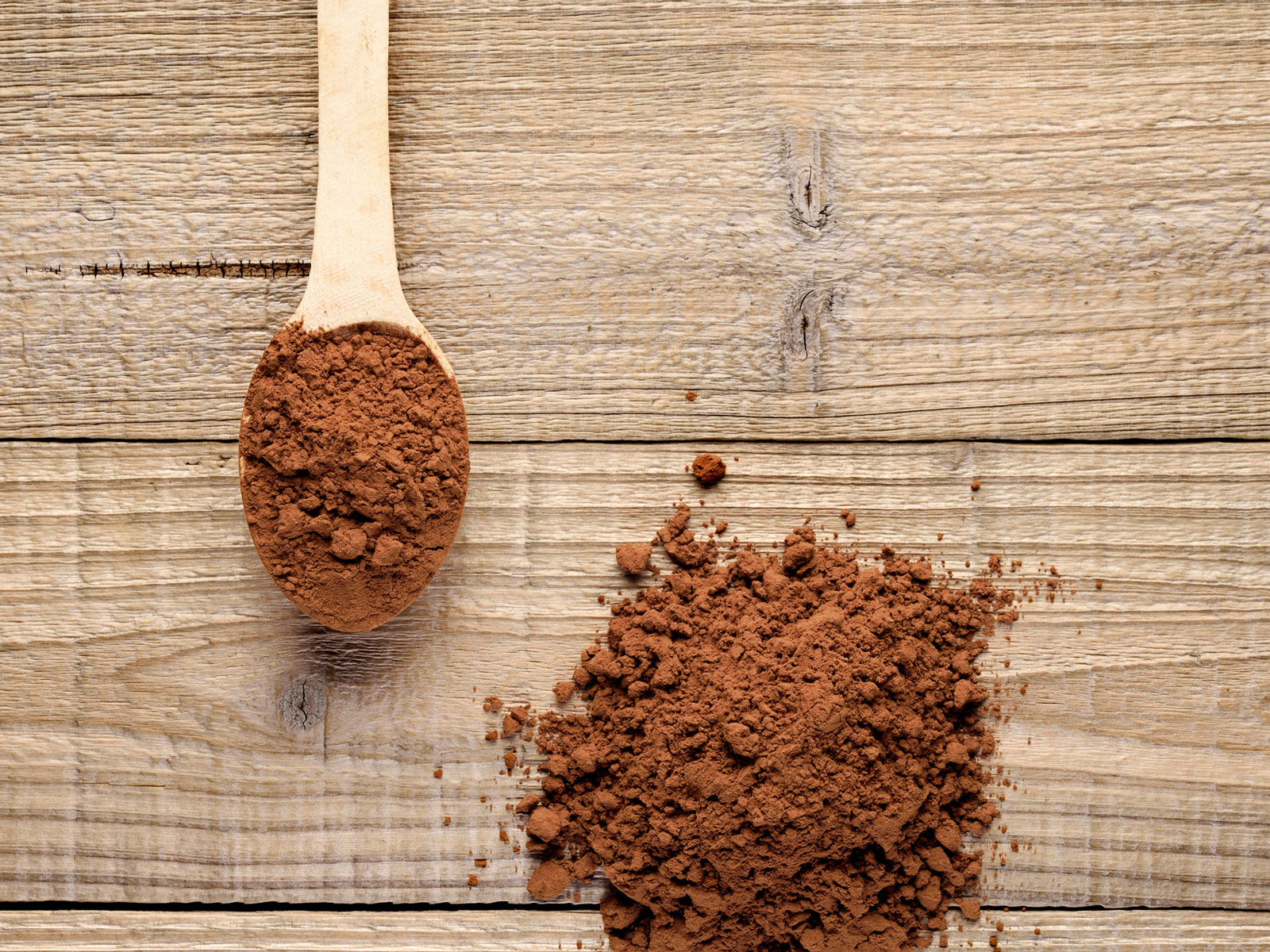 Cacao en poudre et cuillère en bois