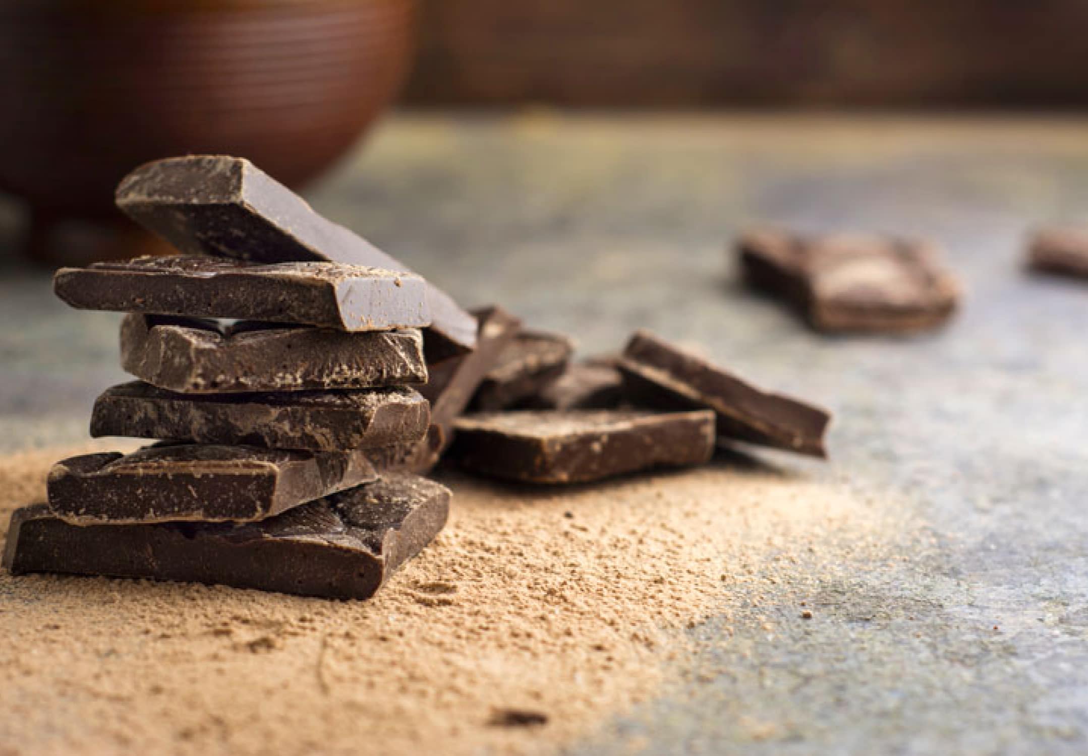 Chocolat noir et cacao sur un plan de travail