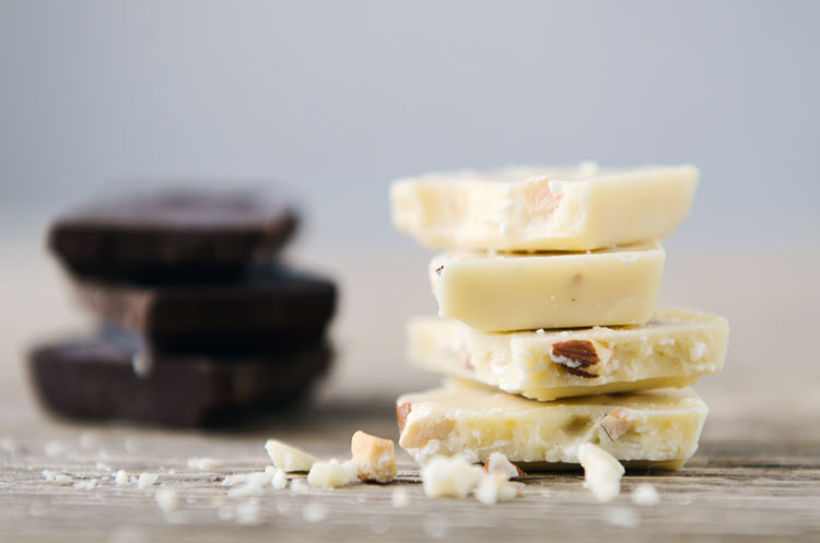 Tablettes de chocolat blanc aux noix