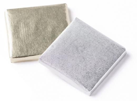 Napolitains de chocolat emballés en feuille or et en feuille argent