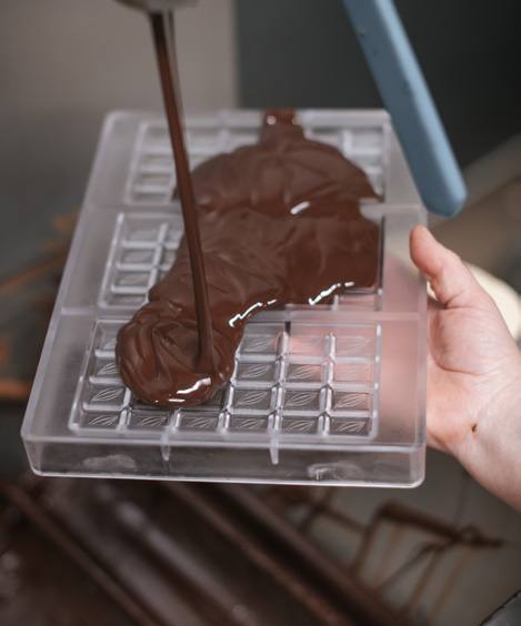 Remplissage des moules en chocolat